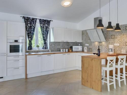 virtuve, Villa Blanca with a heated private pool in Ruzici