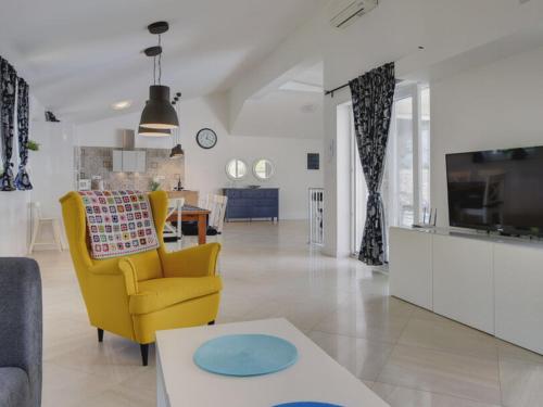 Iekārtas, Villa Blanca with a heated private pool in Ruzici
