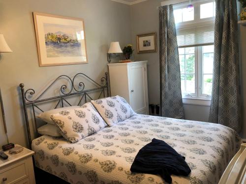 Lake George Boathouse Waterfront Lodging in Bolton Landing, USA
