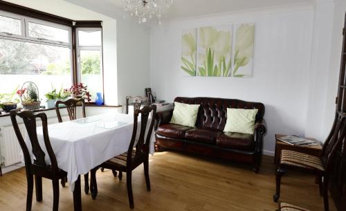 Aylesbray Lodge - image 2