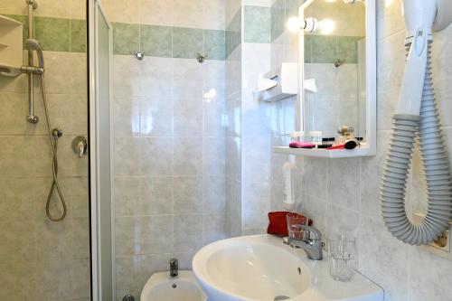 Hotel Righetto Fronte Mare Room Type - Double or Twin Room with Balcony and Partial Sea View Hotel Righetto Fronte Mare Room Type - Double or Twin Room with Balcony and Partial Sea View