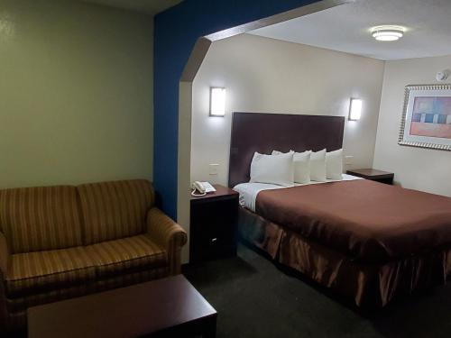 Executive Inn The 2-star Executive Inn offers comfort and convenience whether youre on business or holiday in Pensacola (FL). Both business travelers and tourists can enjoy the propertys facilities and services. 