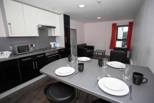 Kitchen, Beaverbank Place - Campus Residence in Broughton