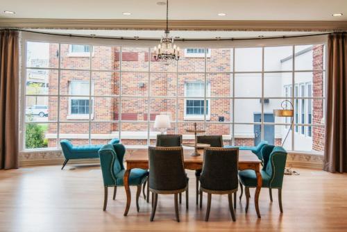 บริการและสิ่งอำนวยความสะดวก, เดอะ สเตลลา โฮเต็ล แอนด์ บอลรูม (The Stella Hotel and Ballroom) in เคโนชา (WI)