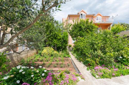  Apartment Apartman Slavka, Unterkunft in Brodarica