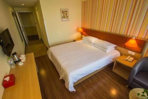 Home Inn Chongqing Jiangbei Airport Southwest University of Political Science and Law Home Inn Chongqing Jiangbei Airport Southwest Univ is a popular choice amongst travelers in Chongqing, whether exploring or just passing through. Both business travelers and tourists can enjoy the pro