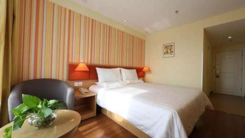 Home Inn Chongqing Jiangbei Airport Southwest University of Political Science and Law Home Inn Chongqing Jiangbei Airport Southwest Univ is a popular choice amongst travelers in Chongqing, whether exploring or just passing through. Both business travelers and tourists can enjoy the pro