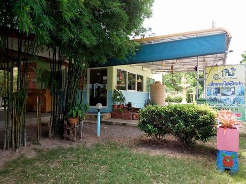 AtMyHomeStay Bangsaphan - Tap to explore photos