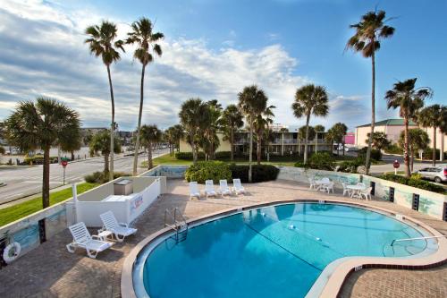 Swimming pool, Days Inn by Wyndham Cocoa Beach Port Canaveral in Cocoa Beach (FL)