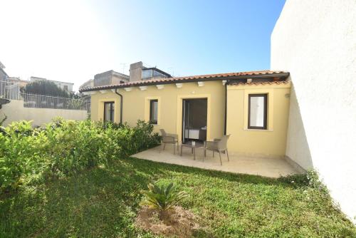 Double Room with Patio image 6