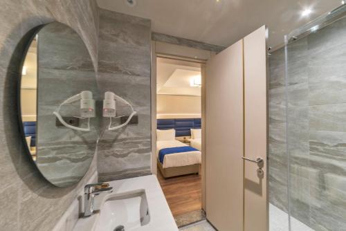 Deluxe Triple Room image 4