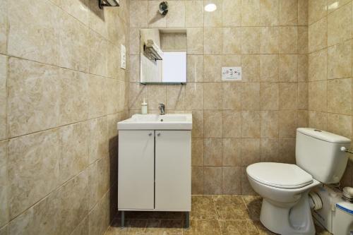 Heart of Downtown Apartment - image 5