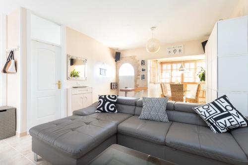 Three-Bedroom Townhouse image 6