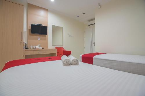 Standard Twin Room room in RedDoorz near MT Haryono Semarang