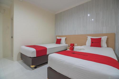 Standard Twin Room image 7