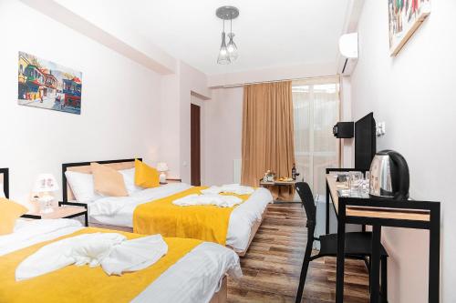 1 queen bed, 1 twin bed