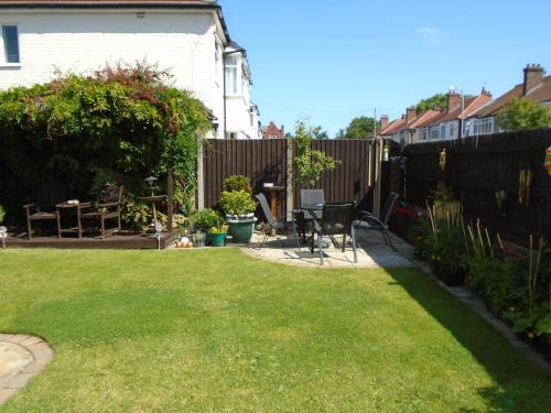 Garden, TEA in Liverpool - Private - Quiet - Ground Floor - En-suite - Walk-in-shower in Crosby