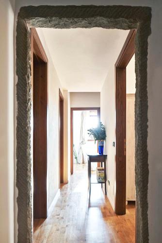 One of a kind Near The Duomo w/Balcony Palace Apt - image 2