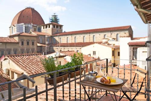 One of a kind Near The Duomo w/Balcony Palace Apt, Firenze