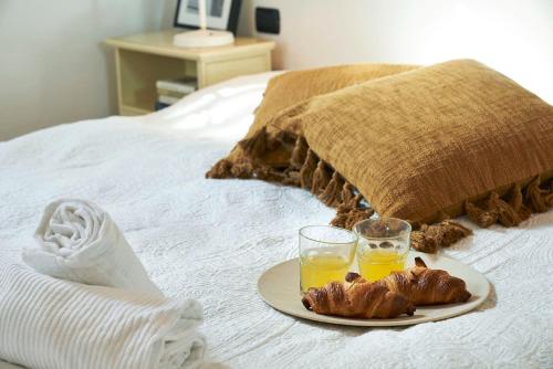 One of a kind Near The Duomo w/Balcony Palace Apt - image 4