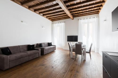 A World Aparts - 104 Frattina