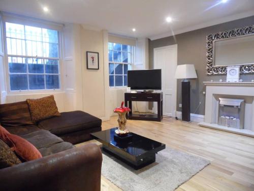 WEST END -Stunning, 2 bedroom, main door flat with private parking, Glasgow (photo 9)