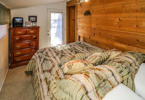 Cozy Vintage Cabin - image 9