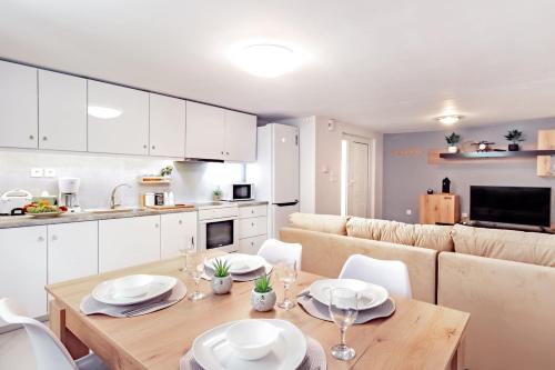  Central Varkiza apartment close to the beach! in 16672 Vari