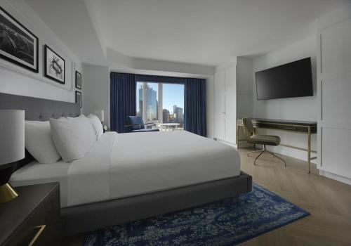 Pantages Hotel Downtown Toronto Room Type - City Queen Room