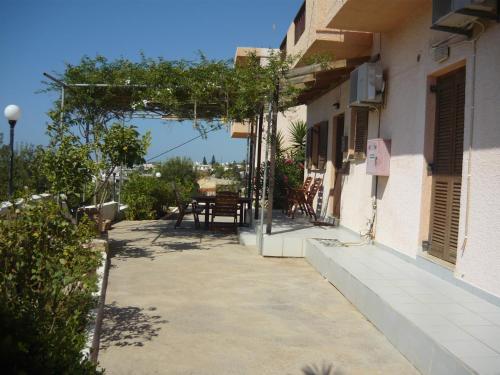 Entrance, Villa Victoria in Makris Gialos