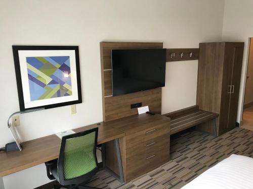 Holiday Inn Express & Suites - Pittsburgh - Monroeville, an IHG Hotel