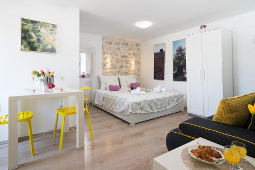 Guest House Babina - Apartments King & Queen · Split