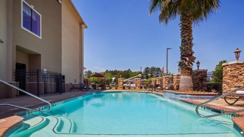 Best Western Plus Crown Colony Inn & Suites