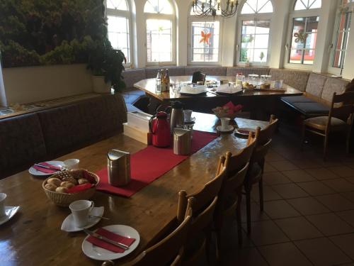 Food and beverages, Weinschloßchen im Weingut Roos in Darmstadt Suburbs