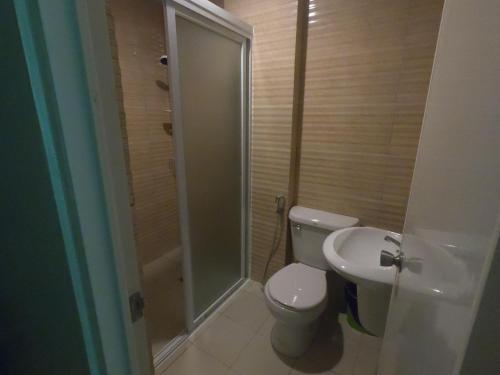 Bathroom, Morning Star Hotel near Inaladelan Island Resort