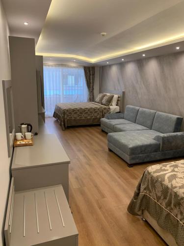 1 king bed, 2 twin beds, 1 sofa bed