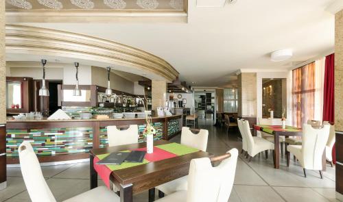 Hunguest Hotel Apollo - image 2