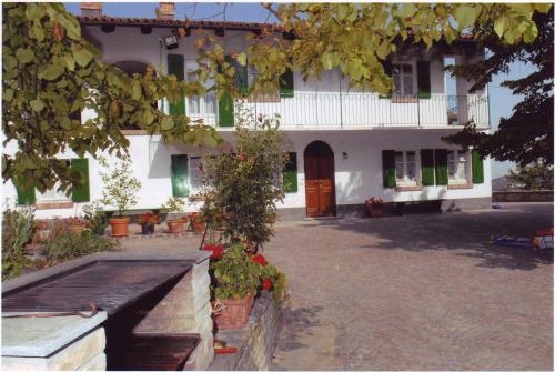  CASA IMMERSA NEL VERDE DELLE LANGHE, Mango