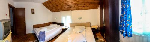 2 queen beds