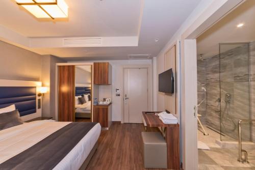 Golden Royal Hotel - image 6