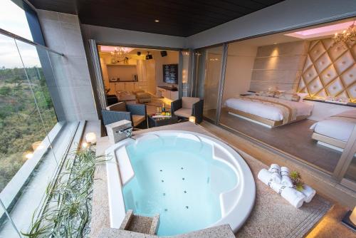 room detail thumbnail 2