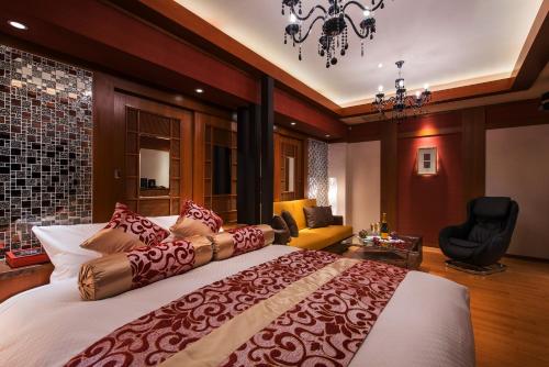 room detail thumbnail 1