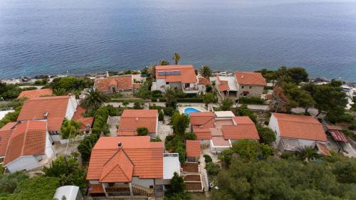Studio Apartment with Balcony and Sea View image 1