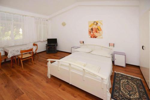  Apartments im Haus Fabio Mandre - CIN04077-SYA in Mandre