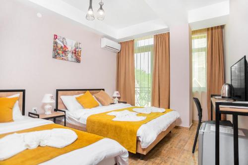 1 queen bed, 1 twin bed