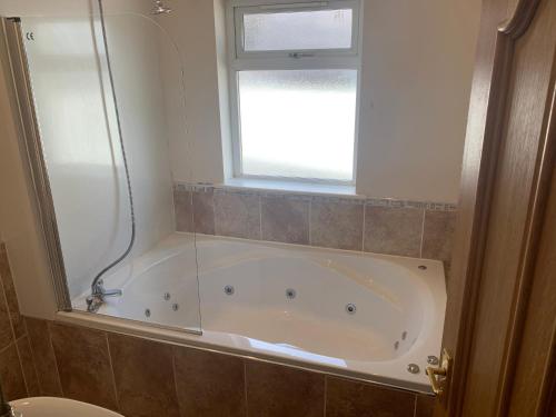 浴室, 葛籣洛西旅館 (Glenlossie Guest House) in 鄧弗里斯市中心