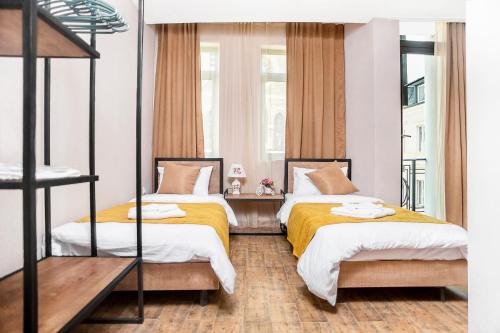 2 twin beds