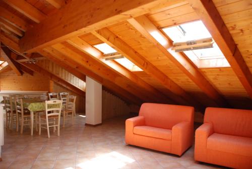 Two-Bedroom Apartment with Mountain View (8 Adults) - Attic