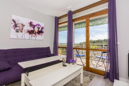 HomeHolidaysRentals Regard - image 7