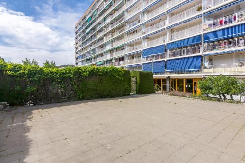HomeHolidaysRentals Regard - image 11